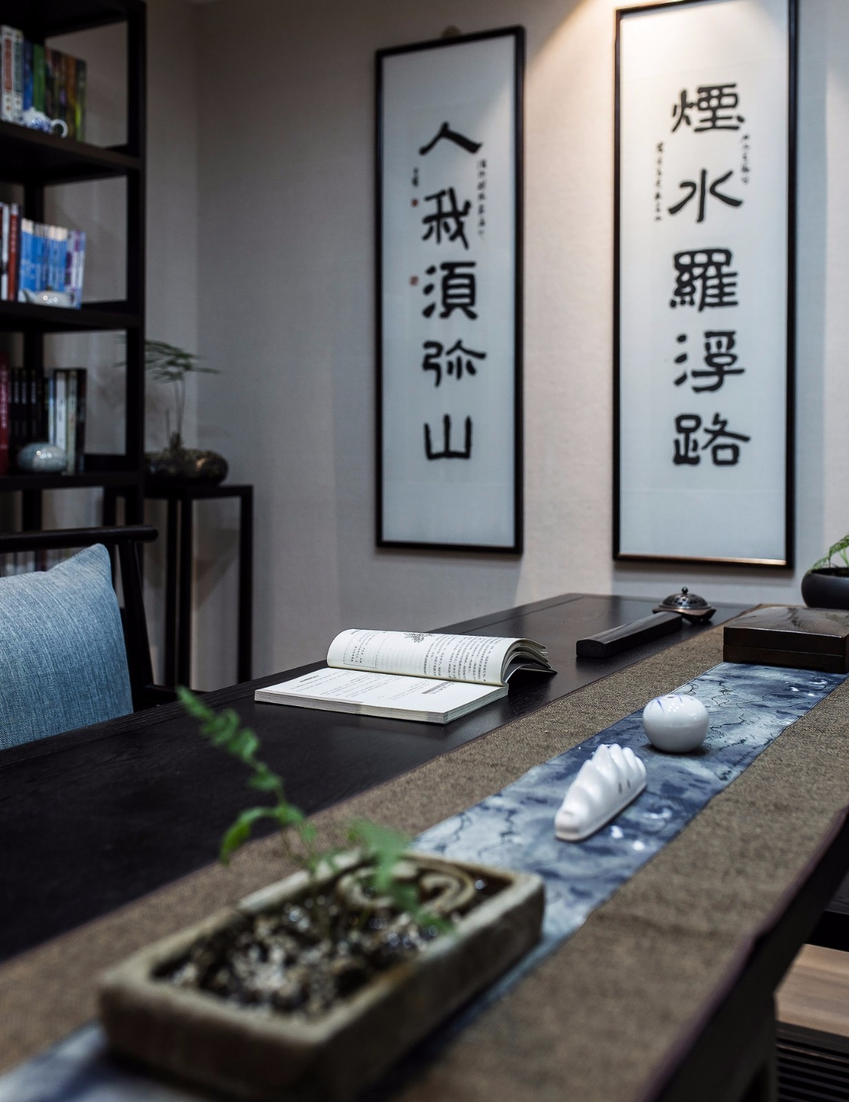 新中式风格家装设计室内18新利登录(中国)有限公司-书房书桌